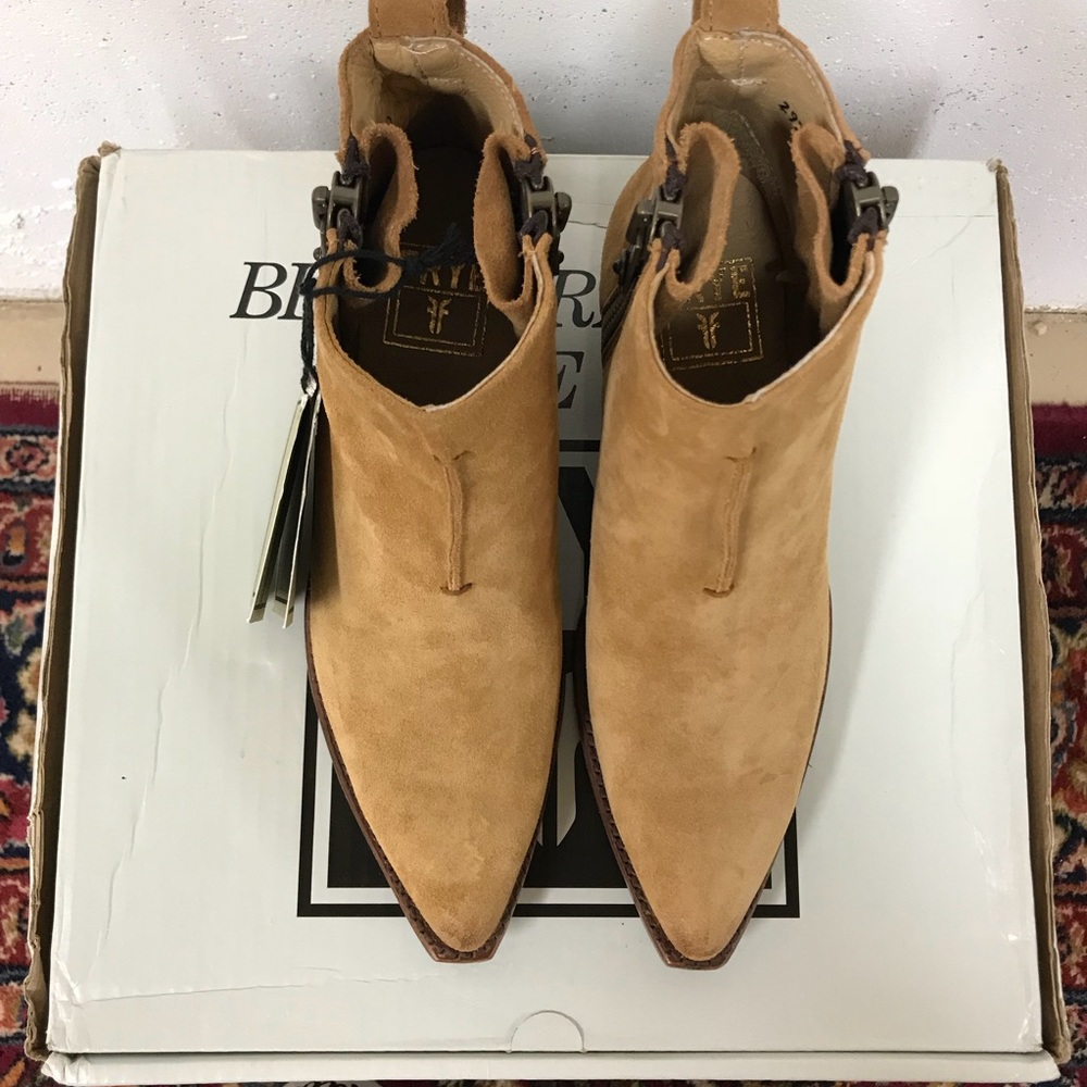 Frye Sacha Moto shortie in sand NWT - Picture 2 of 4